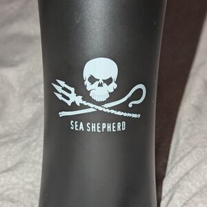 Sea Shepherd Black Water Bottle - Stainless 🏴‍☠️🏴‍☠️🏴‍☠️